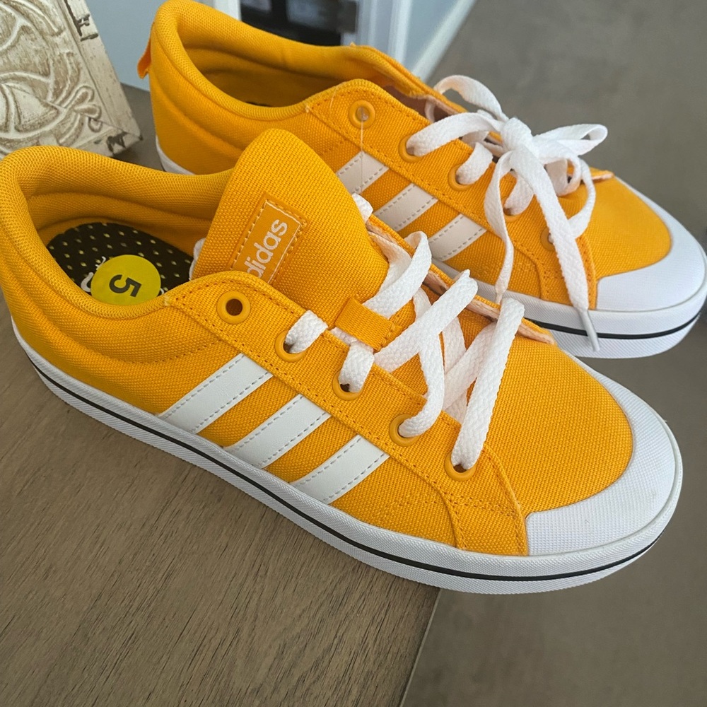 Adidas Nissan size 5 yellow never worn